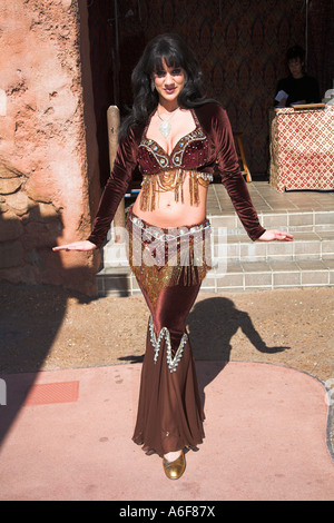 Belle danseuse marocaine dans la section marocaine d'EPCOT Center, World Showcase, Disney World, Orlando, Floride, USA