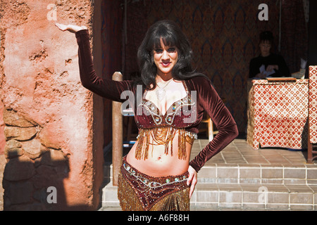 Belle danseuse marocaine dans la section marocaine d'EPCOT Center, World Showcase, Disney World, Orlando, Floride, USA Banque D'Images