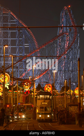 Illuminations de Blackpool avec le Grand Pepsi Max big dipper sur la plage Pleasure Lancashire Banque D'Images