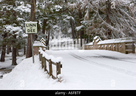 Panneau Linn o' Dee et pont de granit victorien - scène de neige écossaise d'hiver, Braemar, National Trust for Scotland, Parc national de Cairngorms, Écosse Royaume-Uni Banque D'Images