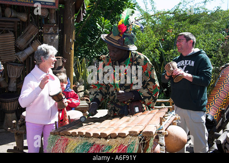 Les touristes regardant homme jouant du xylophone africain, Animal Kingdom, Disney World, Orlando, Floride, USA Banque D'Images