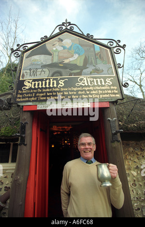 Le propriétaire John Foster en dehors de la Smith's Arms pub dans le plus petit de l'Angleterre, dans le Dorset Godmanstone Banque D'Images