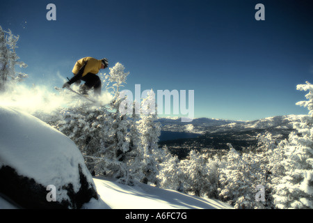 Un snowboarder jumping en poudreuse au-dessus du lac Tahoe dans le Nevada Banque D'Images
