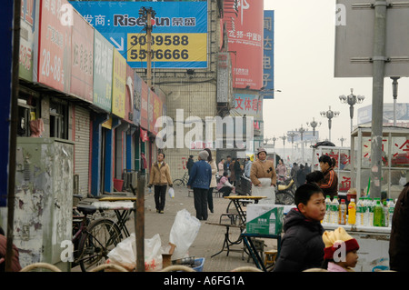 Les gens qui marchent dans la rue dans une ville typique du nord de la Chine en hiver Banque D'Images