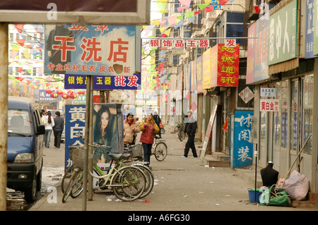 La rue avec des couleurs saturées vraiment signes décoration écrits des images et les gens du Nord de la Chine Banque D'Images