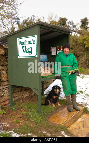 Maraîcher avec son chien de berger et de décrochage routière sur une route de campagne près de Snowshill Gloucestershire England UK Banque D'Images