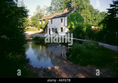 Stone cottages, Malham village, Malhamdale, Yorkshire Dales National Park, North Yorkshire, Angleterre, Royaume-Uni. Banque D'Images