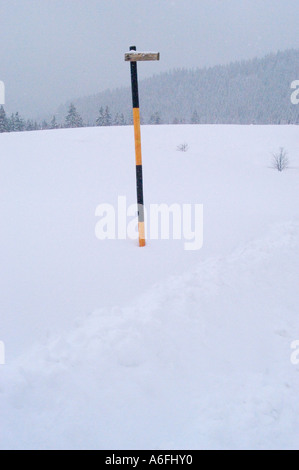 Pôle de la rue dans la neige près de Winkelmoosalm Reit im Winkel Haute-bavière Allemagne Banque D'Images