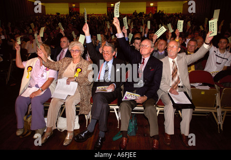 Membres ayant droit de vote à l'UK Independence Party À LA CONFÉRENCE 2004 de l'UKIP COLSTON HALL BRISTOL 10 OCT 2004 Banque D'Images