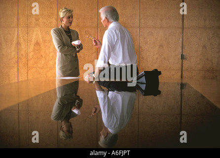 Cadres supérieurs dans la discussion avec femme Banque D'Images