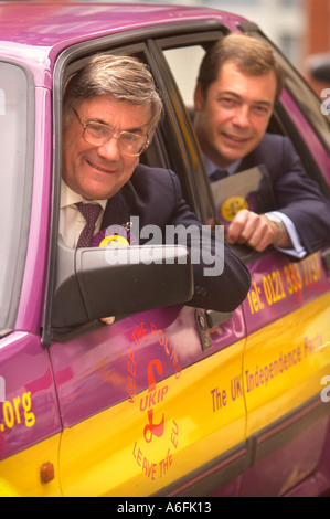 Le parti pour l'indépendance du Royaume-Uni À LA CONFÉRENCE 2004 de l'UKIP COLSTON HALL BRISTOL 10 OCT 2004 chef de parti ROGER KNAPMAN MEP AVEC GAUCHE Banque D'Images