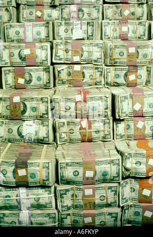 Des piles de vingt USA dollar bills 20 millions de dollars Banque D'Images