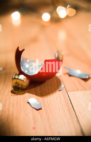 Broken Christmas Tree ornament Banque D'Images