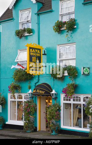 Maison avec façade colorée offrant un Bed and Breakfast à North Square sur l'Anneau du Kerry de Sneem route touristique Banque D'Images