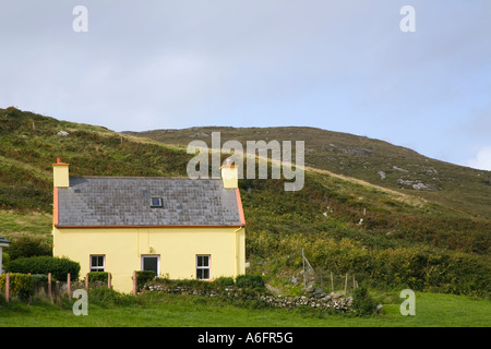 Petit gîte rural traditionnel peint en jaune sur l'anneau de Beara, itinéraire touristique près de l'extrémité ouest de la péninsule de Beara Banque D'Images