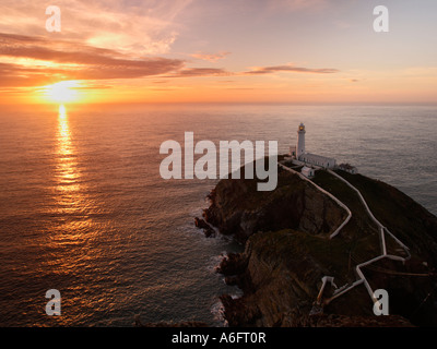 SOUTH STACK LIGHTHOUSE 1808 sur Ynys Lawn au coucher du soleil en hiver. Ile Sainte, Ile d'Anglesey, Nord du pays de Galles, Royaume-Uni, Grande-Bretagne Banque D'Images