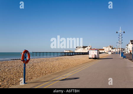 Promenade du bord de plage vide et jetée de Littlehampton West Sussex England Royaume-Uni Grande-Bretagne Banque D'Images