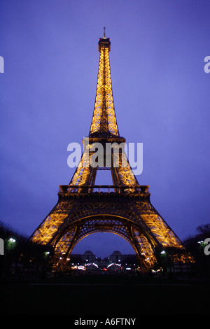 La Tour Eiffel à Paris, France est allumée contre le ciel du soir. Banque D'Images