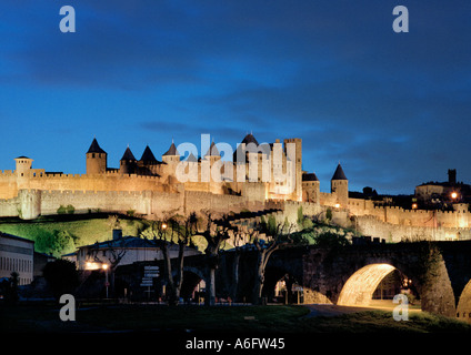 Une vue sur la ville fortifiée de Carcassonne dans le sud-ouest de la France de l'autre côté de la rivière Aude au crépuscule Banque D'Images
