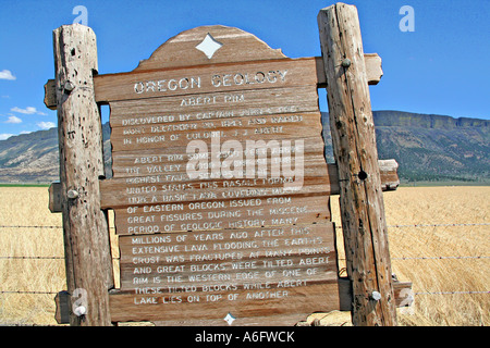 L'Outback de l'Oregon Scenic Byway Rim d'Abert signer l'Oregon Banque D'Images