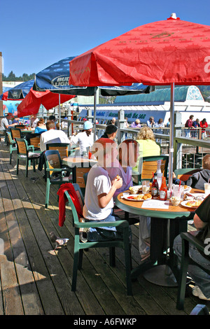 Repas de famille sur le pont à Port Dock restaurant à Newport Oregon Banque D'Images