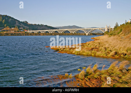 Patterson Memorial Bridge l'autoroute 101 au cours de Rogue River sur la côte de l'Oregon à Gold Beach Banque D'Images