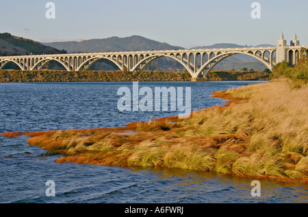 Patterson Memorial Bridge l'autoroute 101 au cours de Rogue River sur la côte de l'Oregon à Gold Beach Banque D'Images