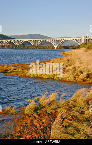 Patterson Memorial Bridge l'autoroute 101 au cours de Rogue River sur la côte de l'Oregon à Gold Beach Banque D'Images