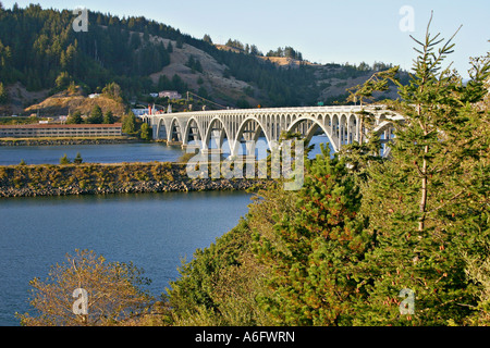 Patterson Memorial Bridge l'autoroute 101 au cours de Rogue River sur la côte de l'Oregon à Gold Beach Banque D'Images