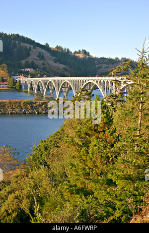 Patterson Memorial Bridge l'autoroute 101 au cours de Rogue River sur la côte de l'Oregon à Gold Beach Banque D'Images