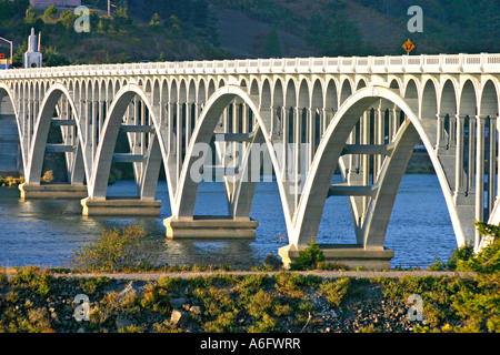 Patterson Memorial Bridge l'autoroute 101 au cours de Rogue River sur la côte de l'Oregon à Gold Beach Banque D'Images