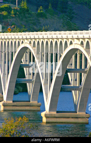 Patterson Memorial Bridge l'autoroute 101 au cours de Rogue River sur la côte de l'Oregon à Gold Beach Banque D'Images