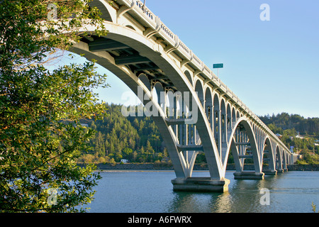 Patterson Memorial Bridge l'autoroute 101 au cours de Rogue River sur la côte de l'Oregon à Gold Beach Banque D'Images