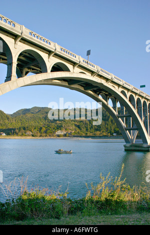 Patterson Memorial Bridge l'autoroute 101 au cours de Rogue River sur la côte de l'Oregon à Gold Beach Banque D'Images