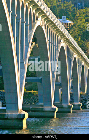 Patterson Memorial Bridge l'autoroute 101 au cours de Rogue River sur la côte de l'Oregon à Gold Beach Banque D'Images
