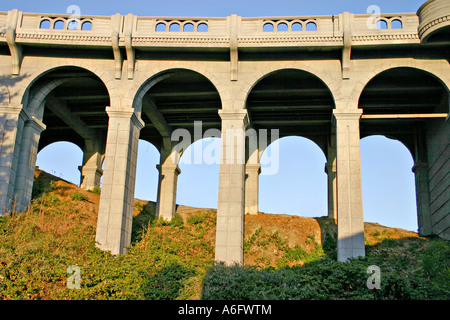 Patterson Memorial Bridge cintrées prend en charge l'autoroute 101 au cours de Rogue River sur la côte de l'Oregon à Gold Beach Banque D'Images