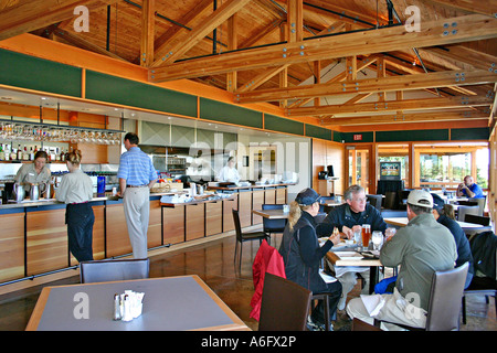 Les golfeurs se détendre dans le restaurant du Club House à la fin des pistes Pistes Bandon Bandon Dunes Golf Resort Golf Bandon Oregon Banque D'Images