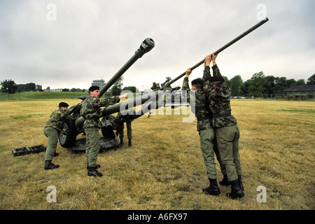 Les jeunes recrues de l'armée de tir de base apprendre des compétences. Banque D'Images