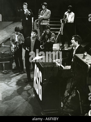 ERIC BURDON et Alan Price à la télé sont prêts à aller vers 1967 photo : Tony Gale Banque D'Images