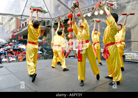 La performance des danseurs traditionnels chinois à Chinatown foire de rue pendant le week-end défilé du Nouvel An Chinois San Francisco California Banque D'Images