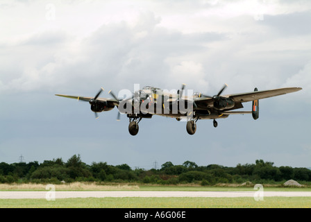 Bombardier lancaster RAF royal air force la seconde guerre mondiale 2 bombe d'air du moteur Rolls Royce aero à souder l'équipage lutte allemagne détruire landing Banque D'Images