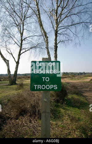 En dehors des limites aux troupes signe sur Hankley Common Surrey UK Banque D'Images