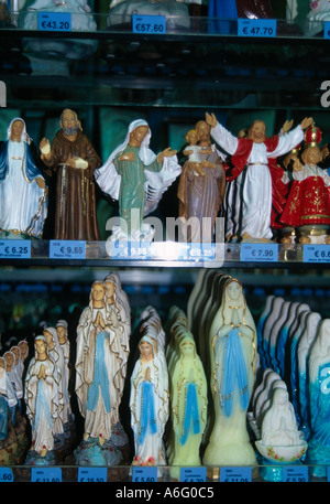 Miniatures de la Vierge Marie en vente dans l'une des nombreuses boutiques de souvenirs à Lourdes Banque D'Images