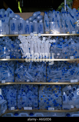 Les bouteilles en plastique dans la forme de la Vierge Marie à vendre dans l'une des nombreuses boutiques de souvenirs à Lourdes Banque D'Images