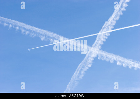 Vieux passage avion Traînée de condensation en forme de croix Banque D'Images