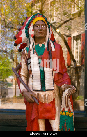 La VILLE DE QUÉBEC QUÉBEC CANADA Statue de Native American Indian sur street Banque D'Images