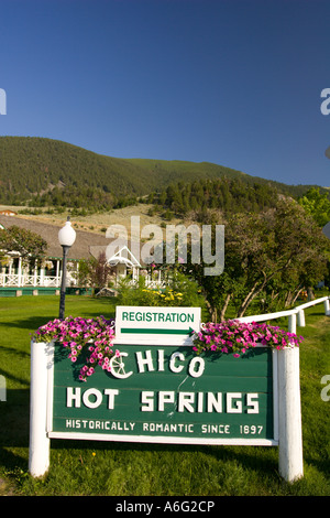 CHICO HOT SPRINGS MONTANA USA Chico Hot Springs Resort signer avec piscines géothermiques dans la vallée du Paradis Banque D'Images