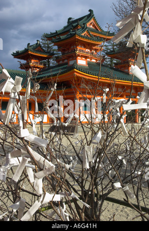 Le Japon Honshu central Heian Jingu Kyoto Kansai sort et que vous souhaitez sur un buisson documents attachés branches dans frgd avec temple en orange Banque D'Images