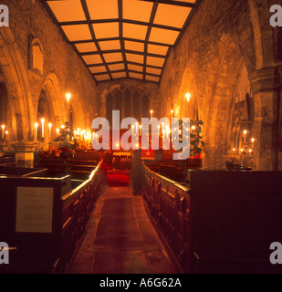 L'église Holy Trinity Goodramgate York décoré pour l'avent aux chandelles service North Yorkshire Angleterre Banque D'Images