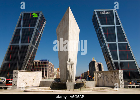 José Calvo Sotelo Monument en face de l'incliné tours de Puerta de Europa à Plaza de Castilla, Madrid, Espagne Banque D'Images